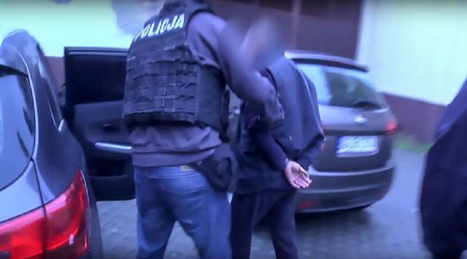 شاهد.....رجل يخنق زوجته بكابل كهربائي ويدفنها في قبو المنزل.. كيف برر غيابها؟