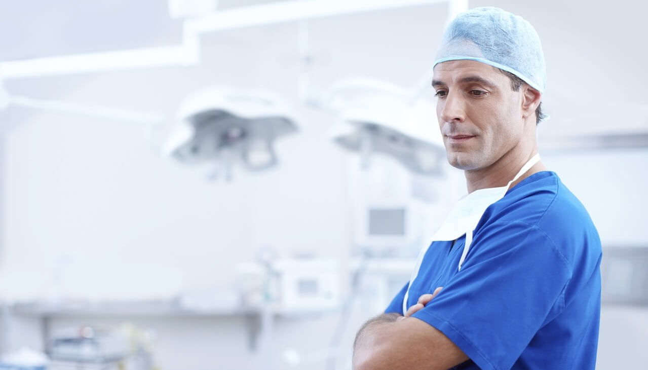 طبيب يستأصل كلية مريضته عن طريق الخطأ