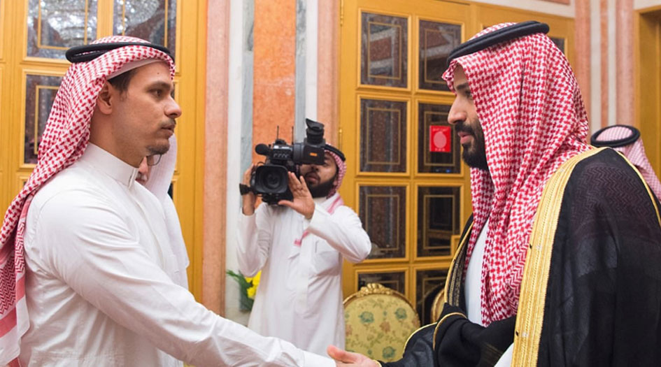 نجل خاشقجي يعلق على "صورته المشهورة" مع محمد بن سلمان
