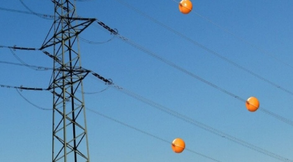 ما أهمية الكرات الملونة المثبتة على طول أسلاك الكهرباء؟