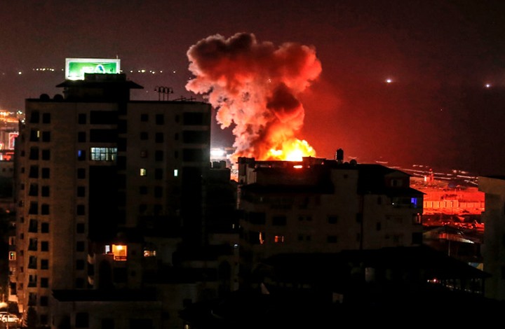 طائرات الاحتلال الإسرائيلي تدمر مقر قناة الأقصى وسط غزة