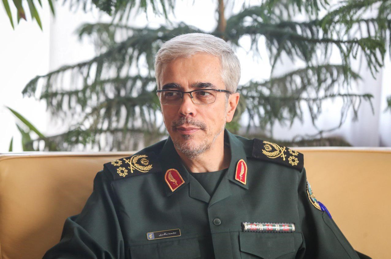 اللواء باقري: حرس الثورة والجيش جناحان قويان للبحرية الإيرانية