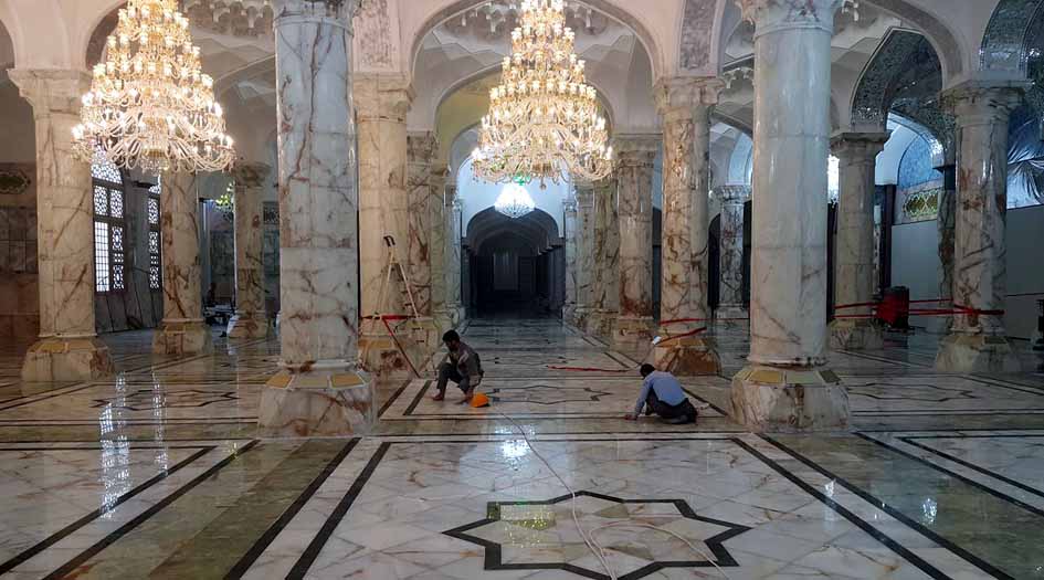 نقل مئات الاعمدة الصخرية من ايران الى النجف لاكمال صحن السيدة الزهراء