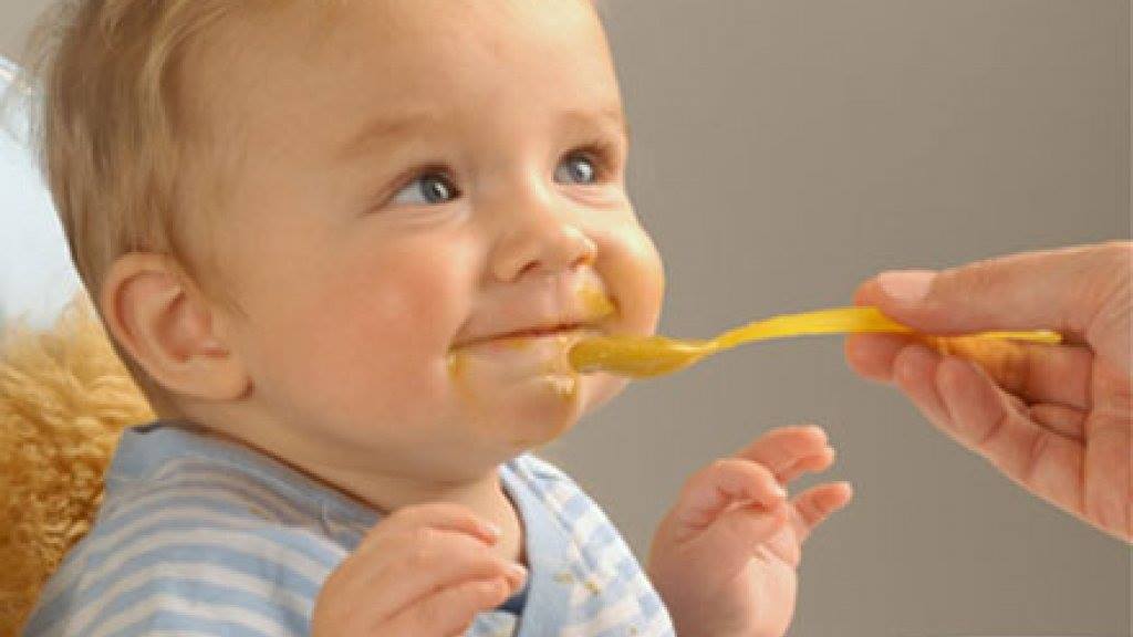 إحذري إضافة العسل الى أطعمة الرضع!