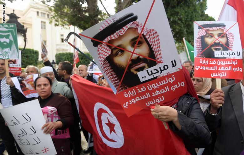 اسقبال تونسي‌ها از بن سلمان با اره و اعضاي جسد خاشقجي + عكس