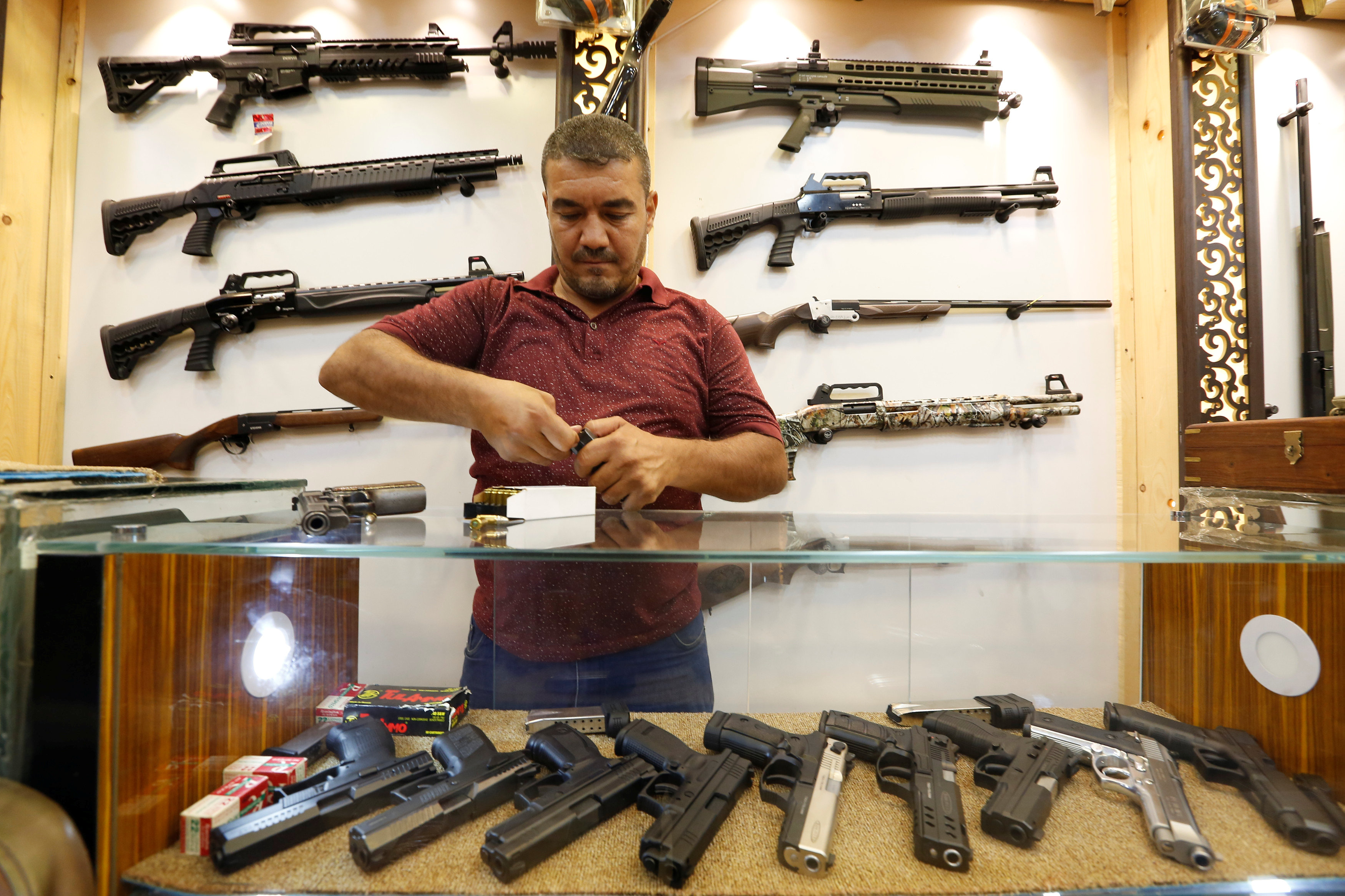 إليك أسعار الأسلحة في بغداد وإقبال نسائي على هذا النوع