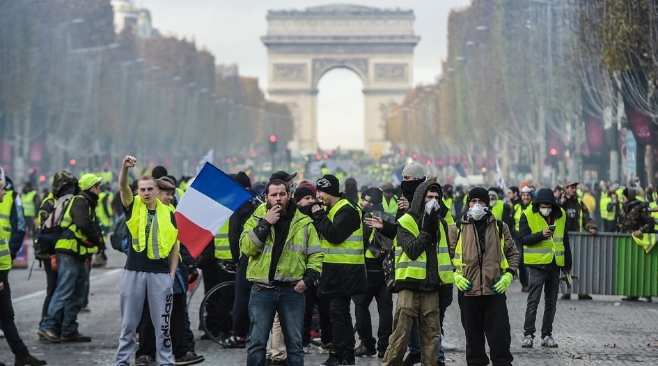 ماكرون يتراجع امام مطالبات اصحاب السترة الصفراء!!