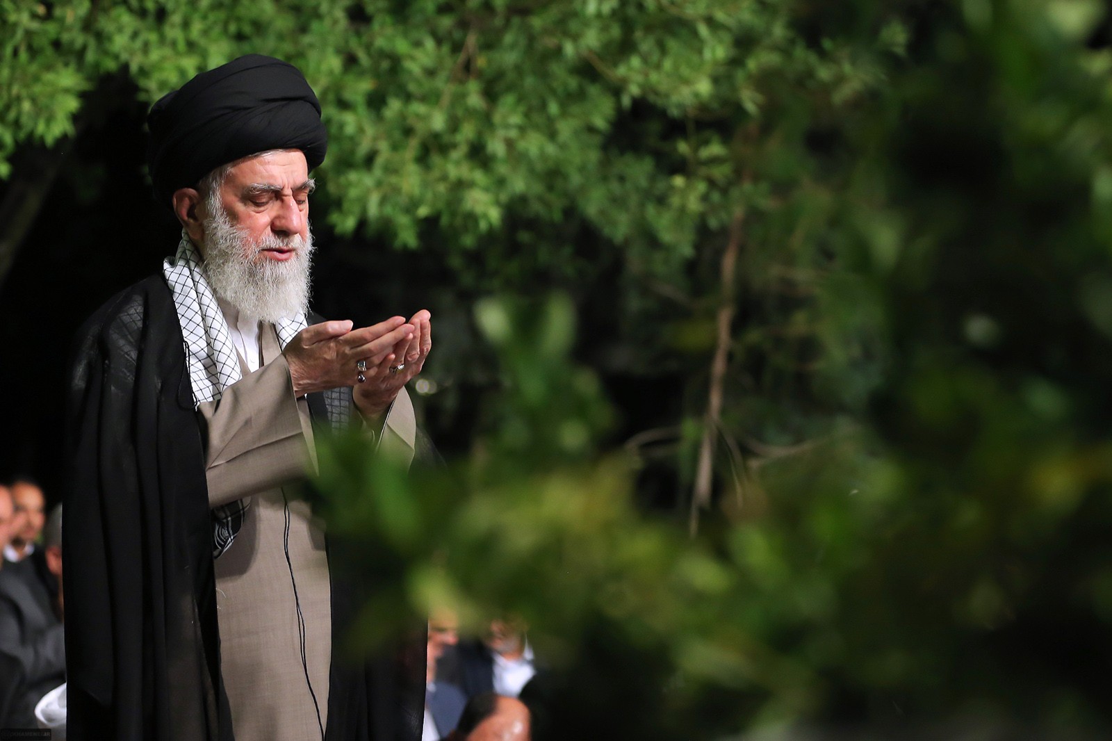 الإمام الخامنئي: الصلاة تسوق المجتمع نحو الصلاح والسداد في القول والعمل