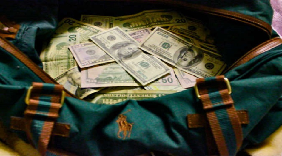 مشرد عثر على حقيبة فيها آلاف الدولارات .. هذا ما فعله بها !!