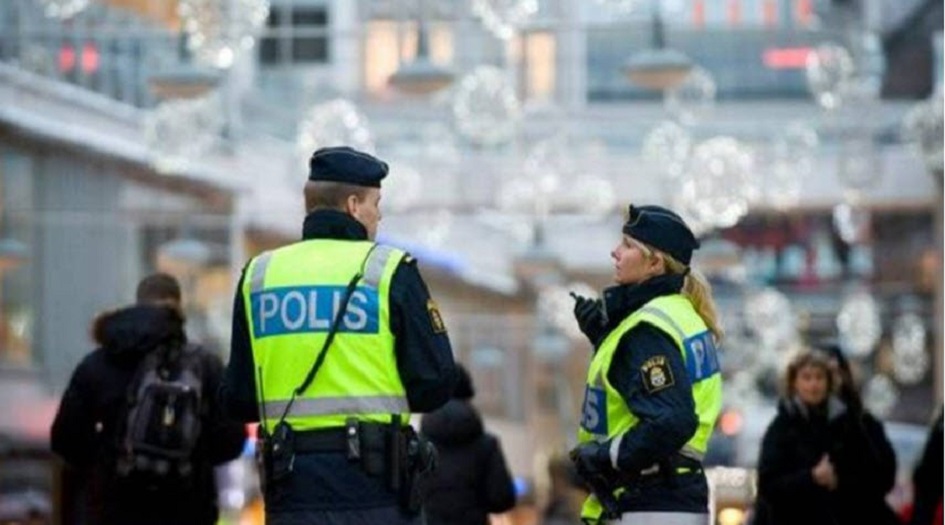 فتاة سورية تطلب النجدة من الشرطة السويدية... والسبب!