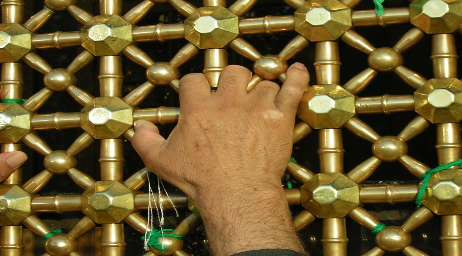 السيد السيستاني يكشف عن...رمزية ربط الخرق الخضراء بالأضرحة! 