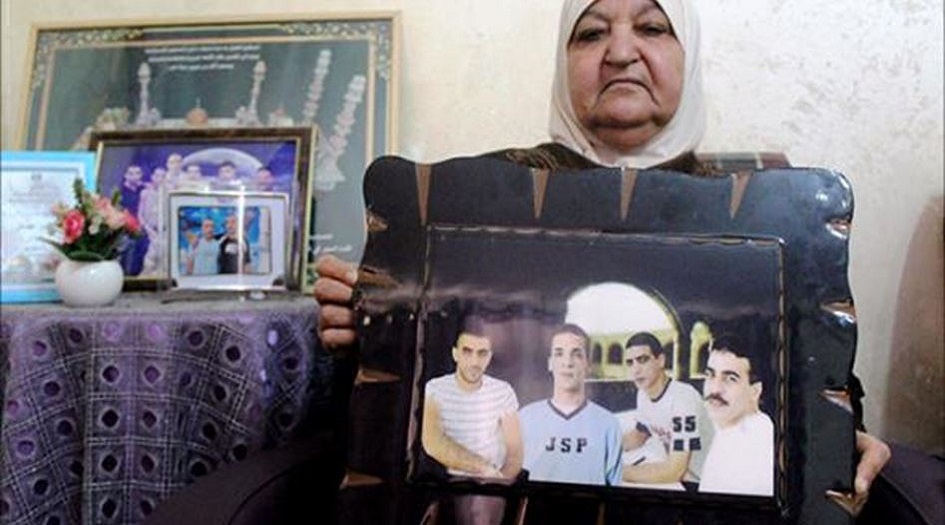 العدو الصهيوني  يهدم بيت والدة شهيد و 5 أبناء محكومين مدى الحياة!!