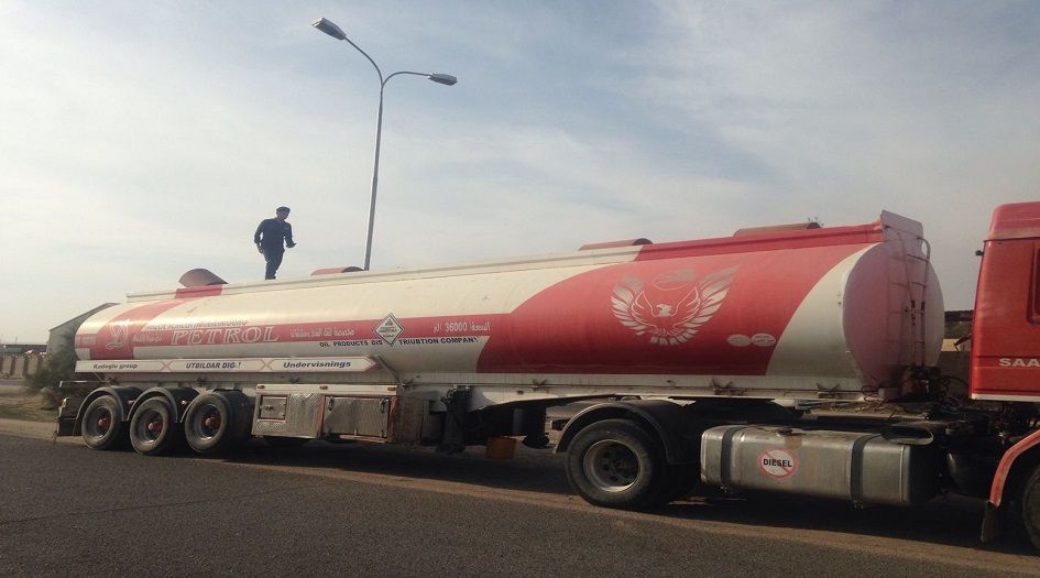 صور جوية... داعش يهرب النفط السوري تحت حماية امريكية!!