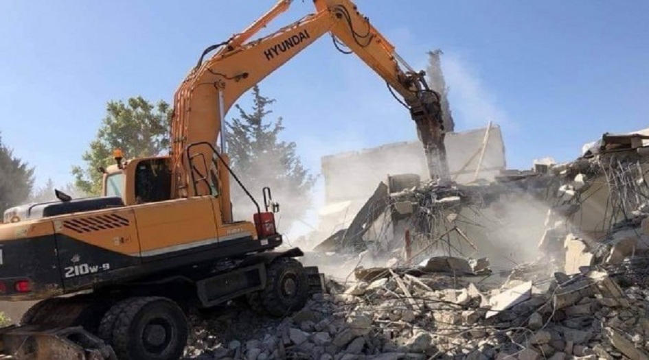 قوات الاحتلال تهدم شقتين سكنيتين بجبل المكبر + صور