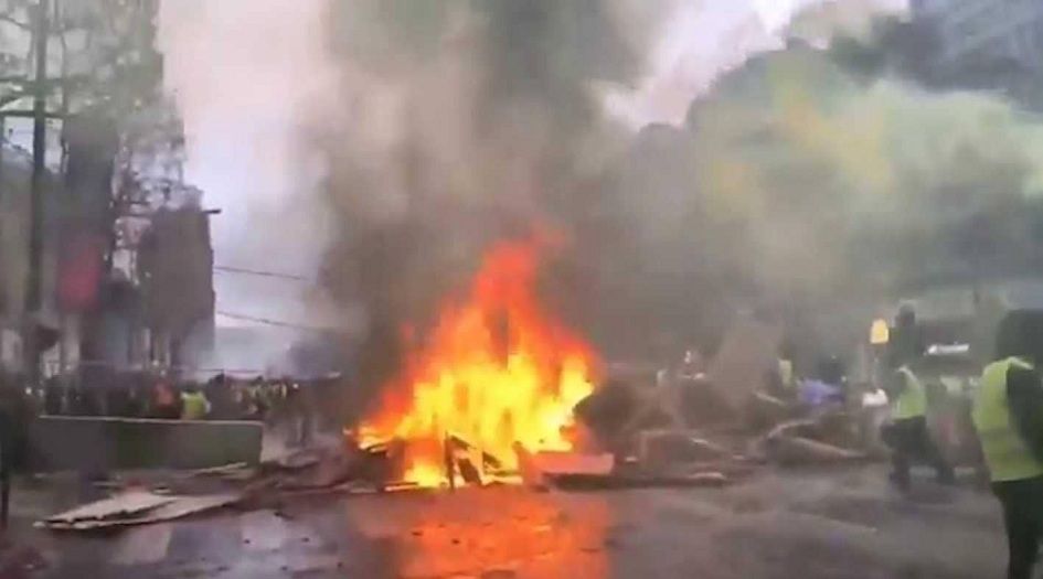 محتجو "السترات الصفراء" يحرقون أكشاك دفع رسوم على طرق فرنسا