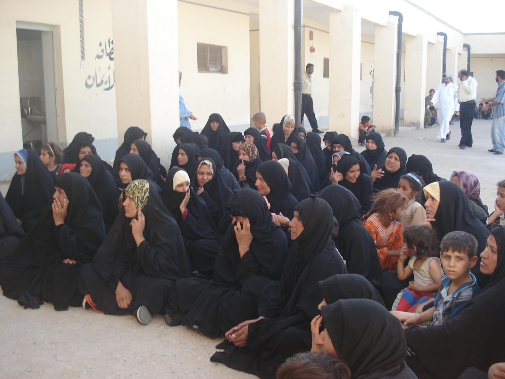 الحكومة العراقية تعد خطة لزيادة الأسر المشمولة برواتب شبكة الحماية