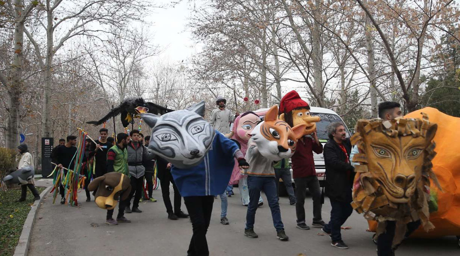 بالصور.. مسيرة كرنفالية بمناسبة بدء مهرجان القصص