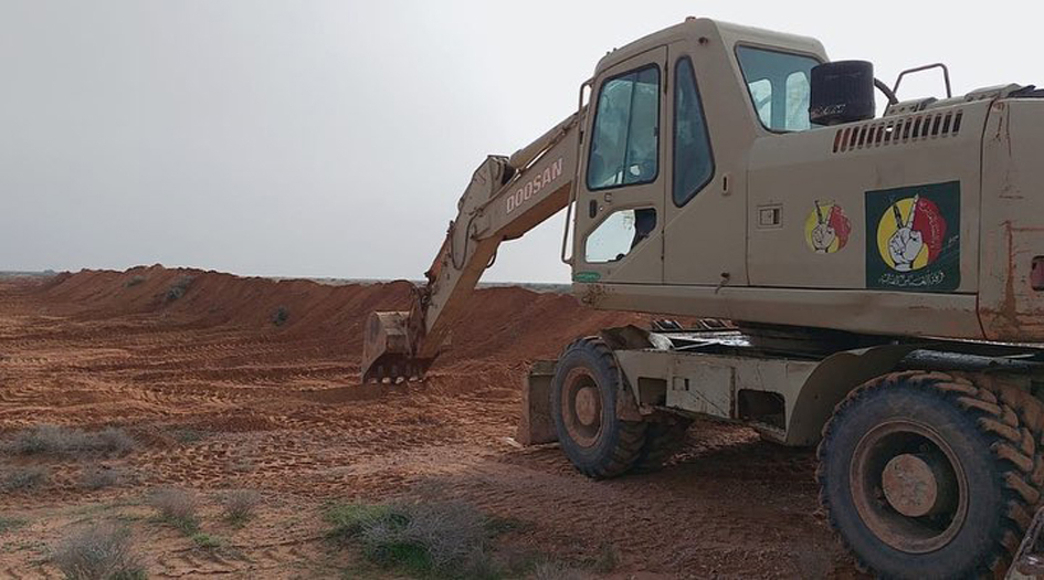 بالصور.. فرقة العباس تنشىء ساتر ترابي غرب كربلاء