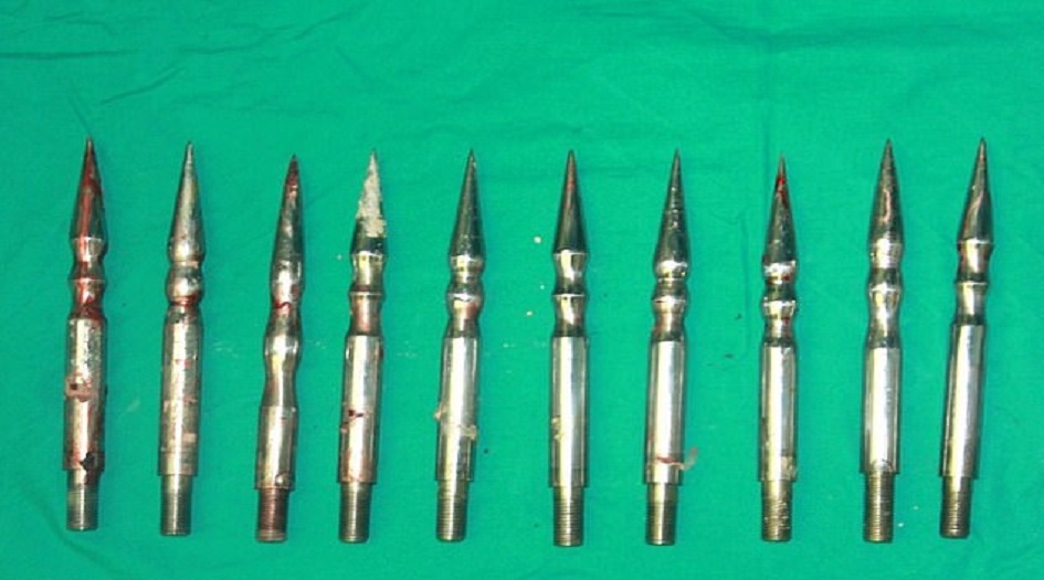 نجاة عامل بأعجوبة بعد اختراق خناجر فولاذية لجسده (صور)