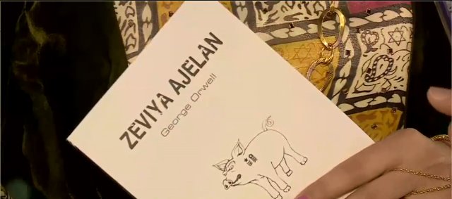 فتاة كردية تترجم كتابا منعه صدام حسين