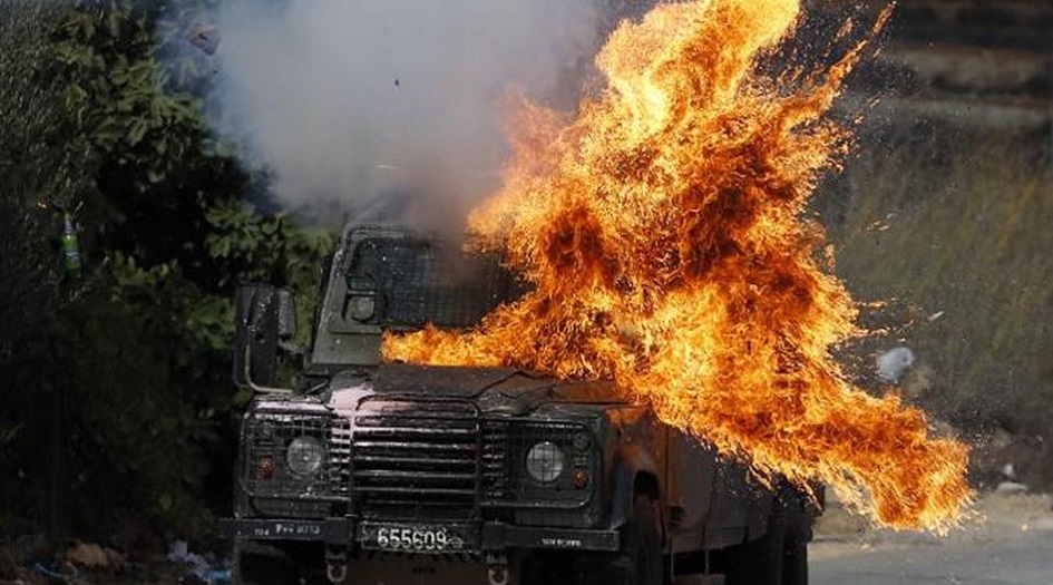 فلسطينيون يضرمون النار في دورية الاحتلال 