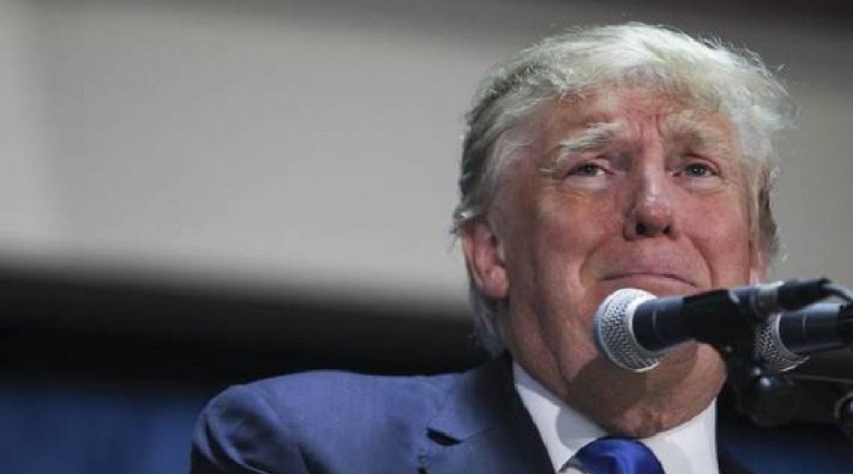 شاهد.. ترامب ياخذ "شبشب"!