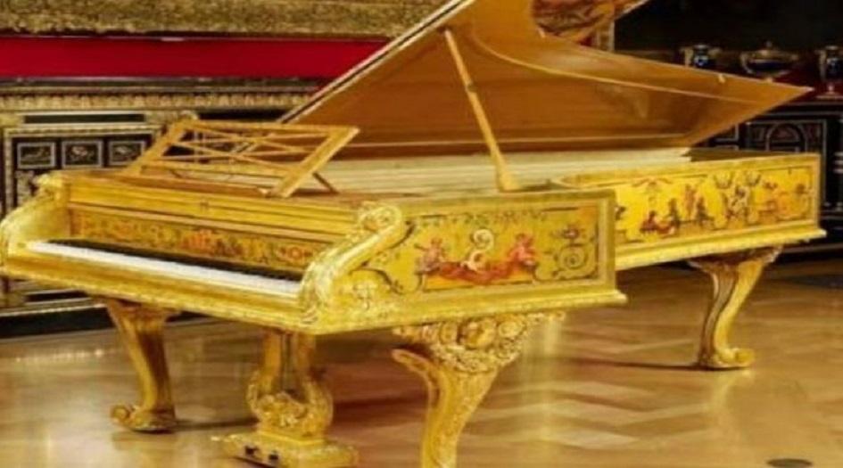 مفاجأة من العيار الثقيل... الملكة إليزابيث تسرق بيانو صدام حسين ؟!