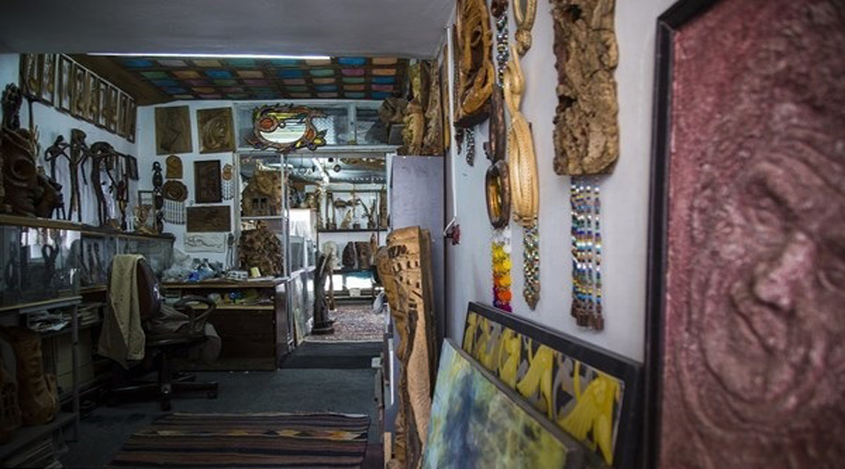 نحات ايراني يبدع في النحت على الخشب