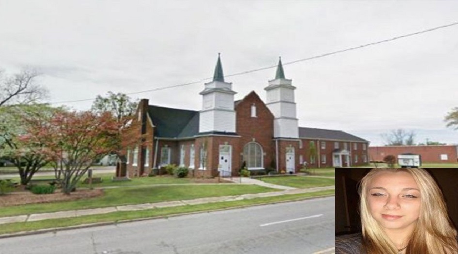 بالصور... شابة  تقتلع عينيها بالسكين أمام كنيسة! 