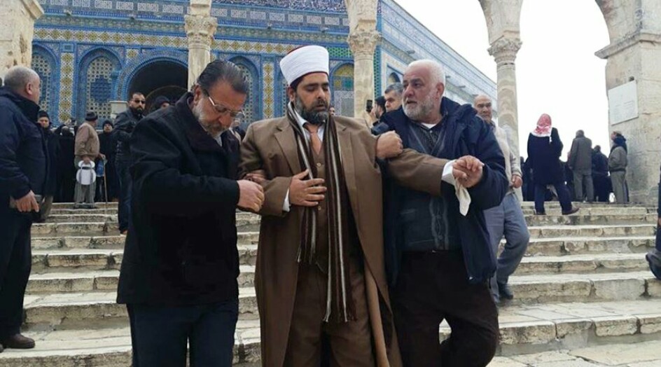 الاحتلال يعتدي بالضرب على مدير المسجد الأقصى بالقدس