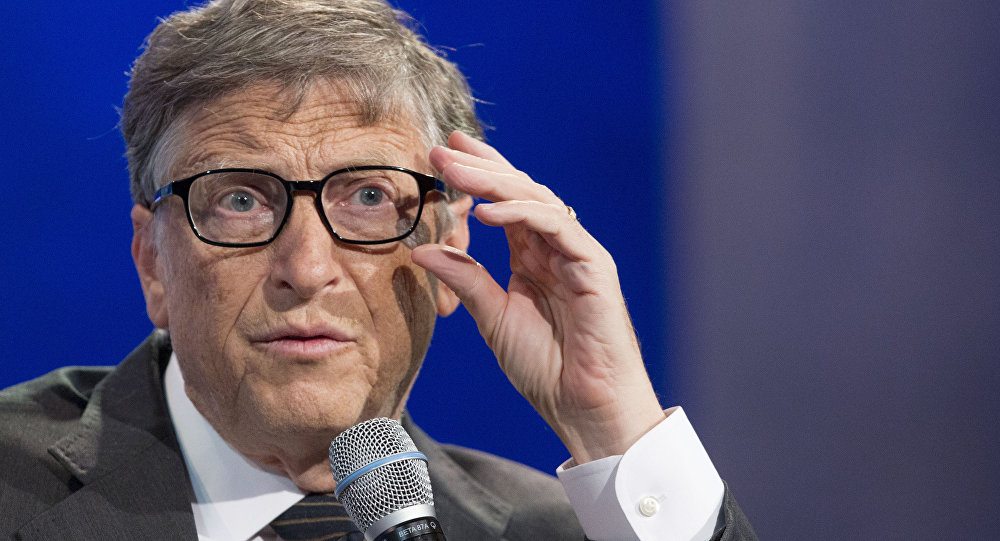 شاهد..تصرف غريب من أغنى رجل في العالم! 