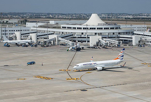 بالصور والفيديو.. إعصار شديد يجتاح مطار أنطاليا ويجرف معه الطائرات