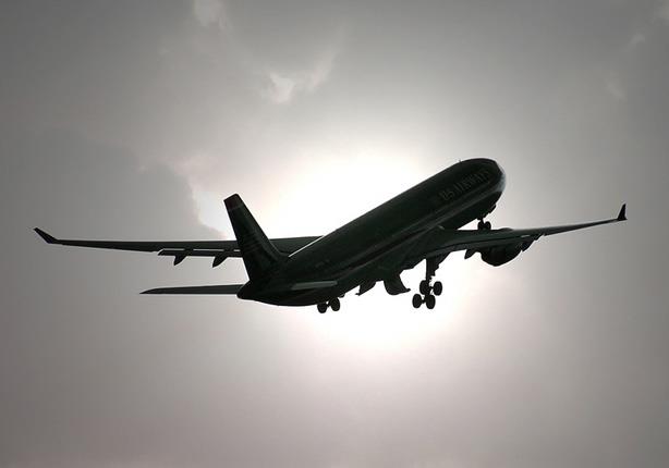 ضرب مبرح ولكمات من قبل الأمن لمسافر أراد أن يصلي  في الطائرة 