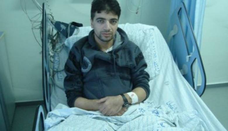 مركز الأسرى الفلسطينيين يناشد للإفراج عن الأسير المقعد معتز عبيدو