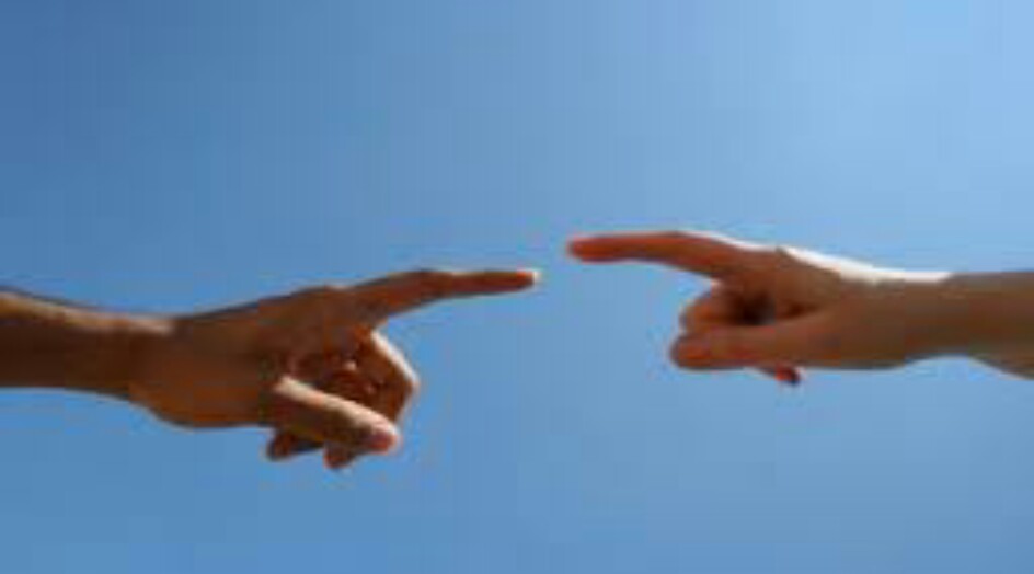 لماذا نشعر بـ”الكهرباء” عند ملامسة بعض الأشخاص؟