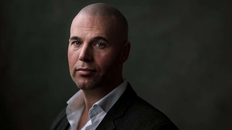 سياسي من أشد كارهي الإسلام.. يعتنقه ويؤلف كتابا عنه