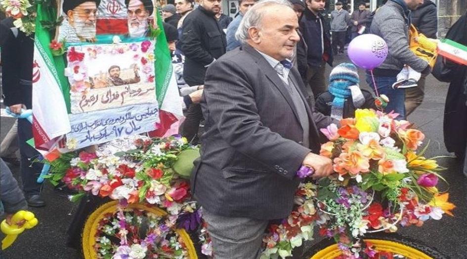 ايراني يحتفي بانتصار الثورة الاسلامية بأسلوب مبتكر!