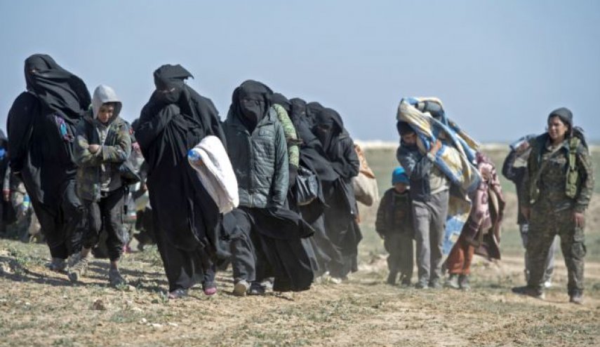 استسلام جماعي لارهابيي "داعش" وعوائلهم في سوريا