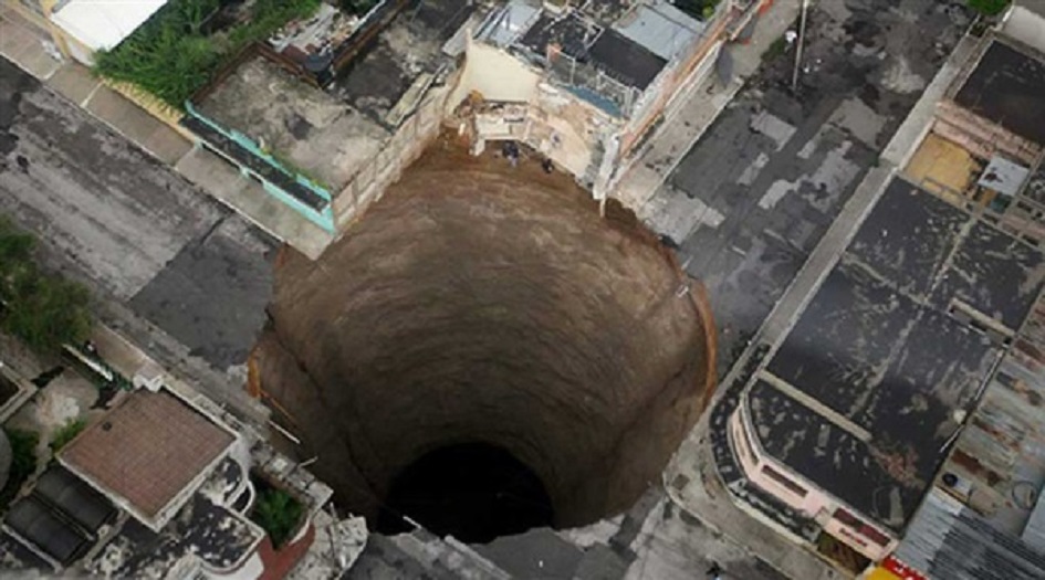 شاهد بالصورة...ثقوب أرضية تبتلع بيوتا بمن فيها!