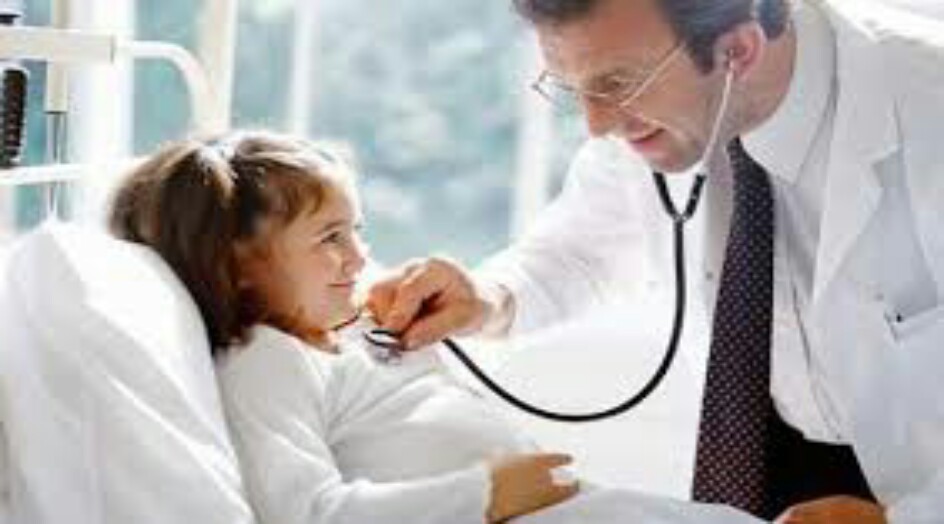 طبيب عربي يقتل طفلة بعد الكشف عليها