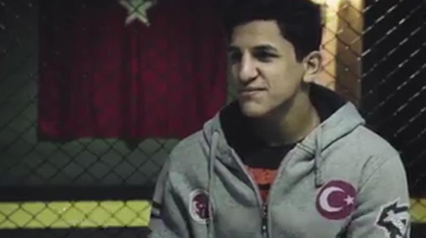 بطل عالمي فخور بمهنته جامعا للقمامة