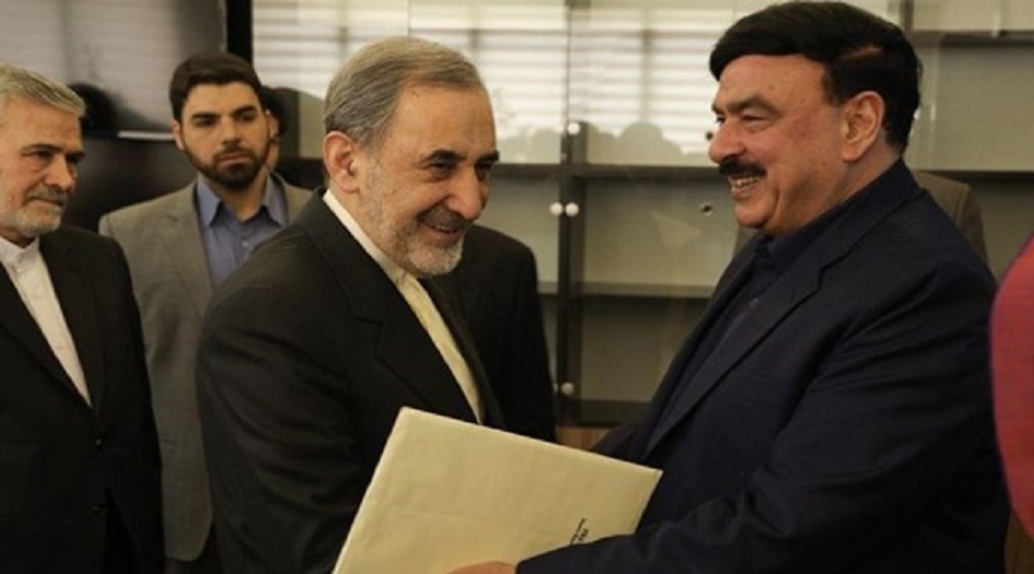 ولايتي يتسلم رسالة مشتركة من الرئيس الباكستاني ورئيس الحكومة الى قائد الثورة الاسلامية