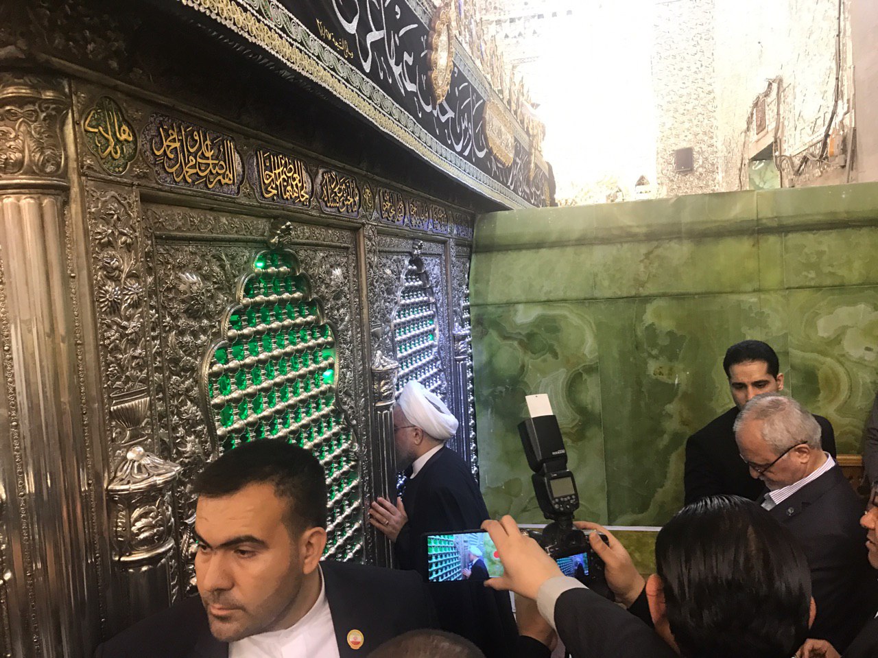 روحاني حرمين شريفين كاظمين را زيارت كرد