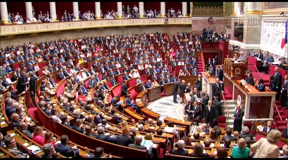 البرلمان الفرنسي يقر قانونا لمكافحة الشغب مثيرا للجدل