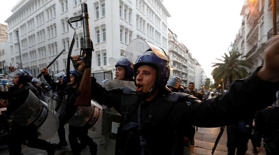 الجزائر: اعتقال 75 محتجا وإصابة 11 شرطيا