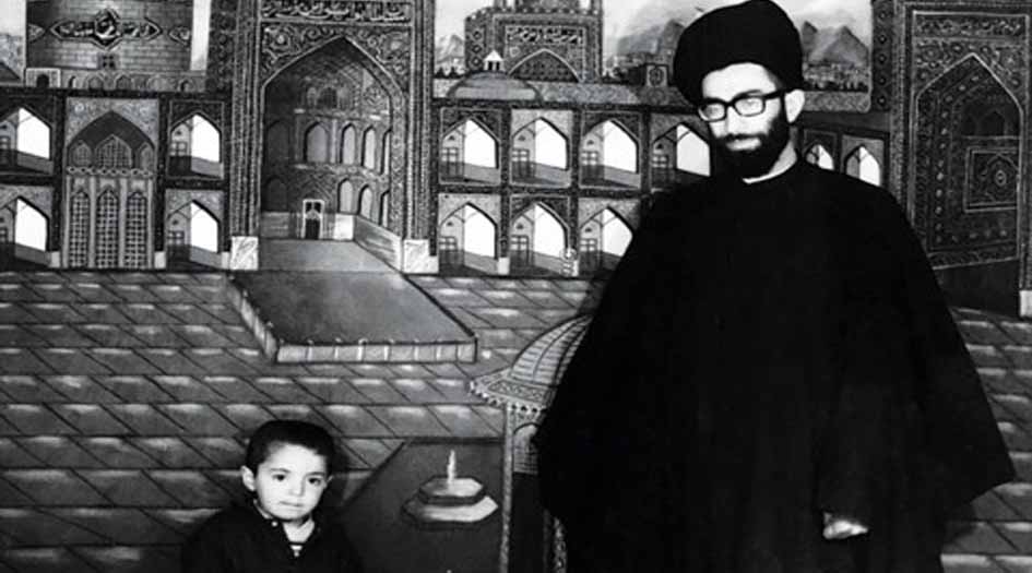 خط يد الإمام الخامنئي حول صورة قديمة تجمعه مع نجله السيّد مصطفى