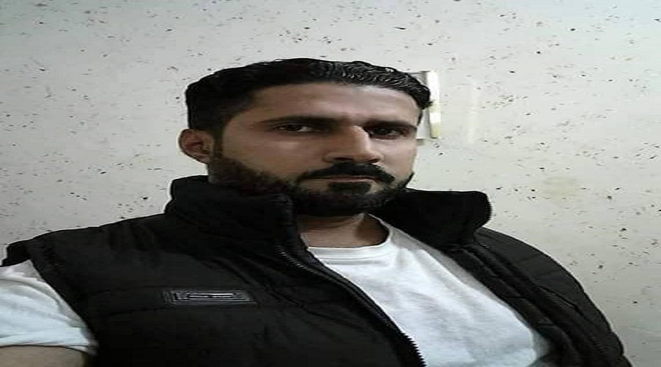 بالصور.. فنان عراقي يرسم لوحاته من مواد غير متوقعة