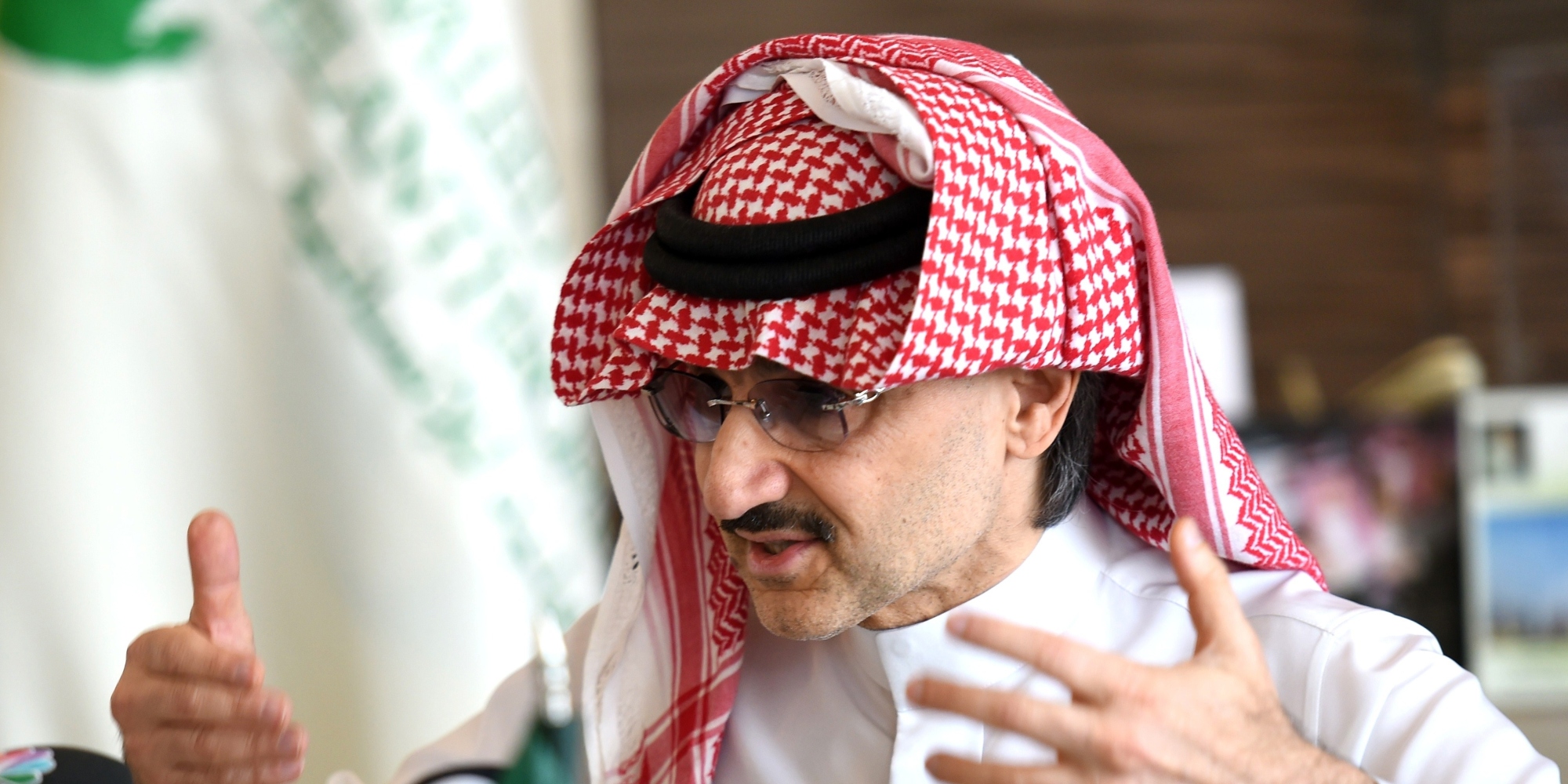 الوليد بن طلال يثير غضب المغردين 