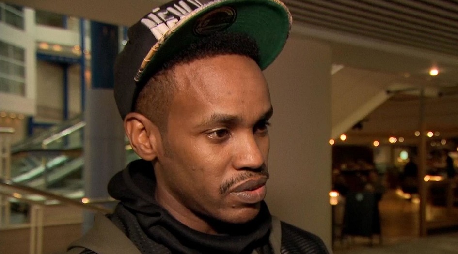 بريطاني يقاضي الإمارات بعد تعذيبه بسبب ارتدائه قميص المنتخب القطري + صورة