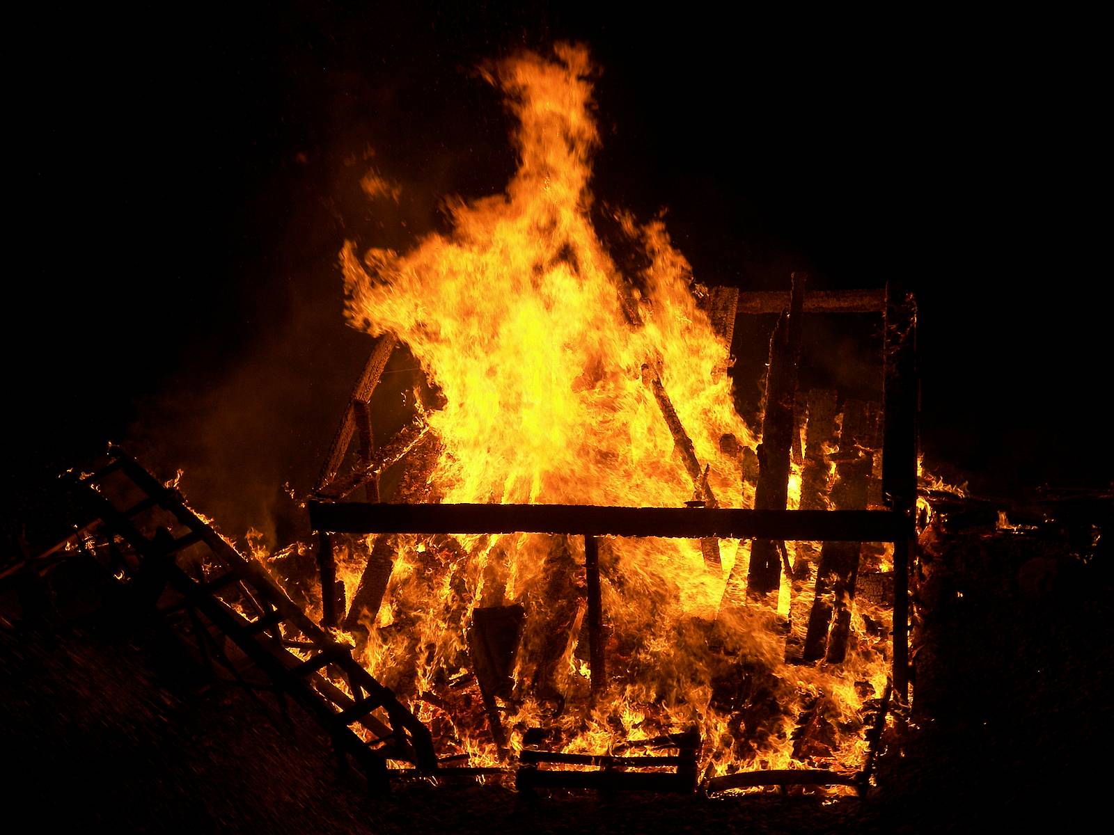 العراق.. إخماد حريق الشعلة وإنقاذ جميع العوائل المحاصرة